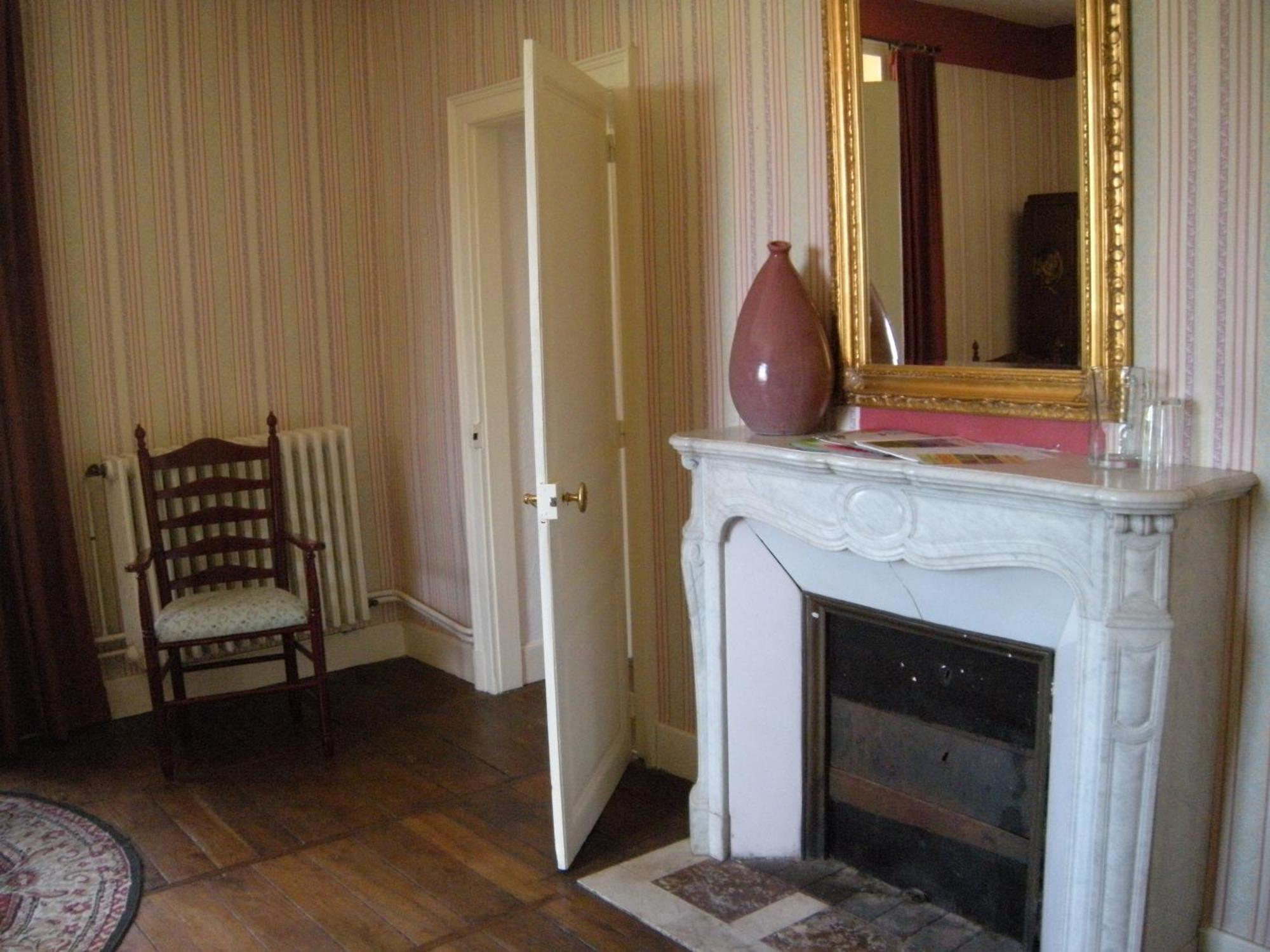 Chateau De Bellefond Lagrauliere ภายนอก รูปภาพ